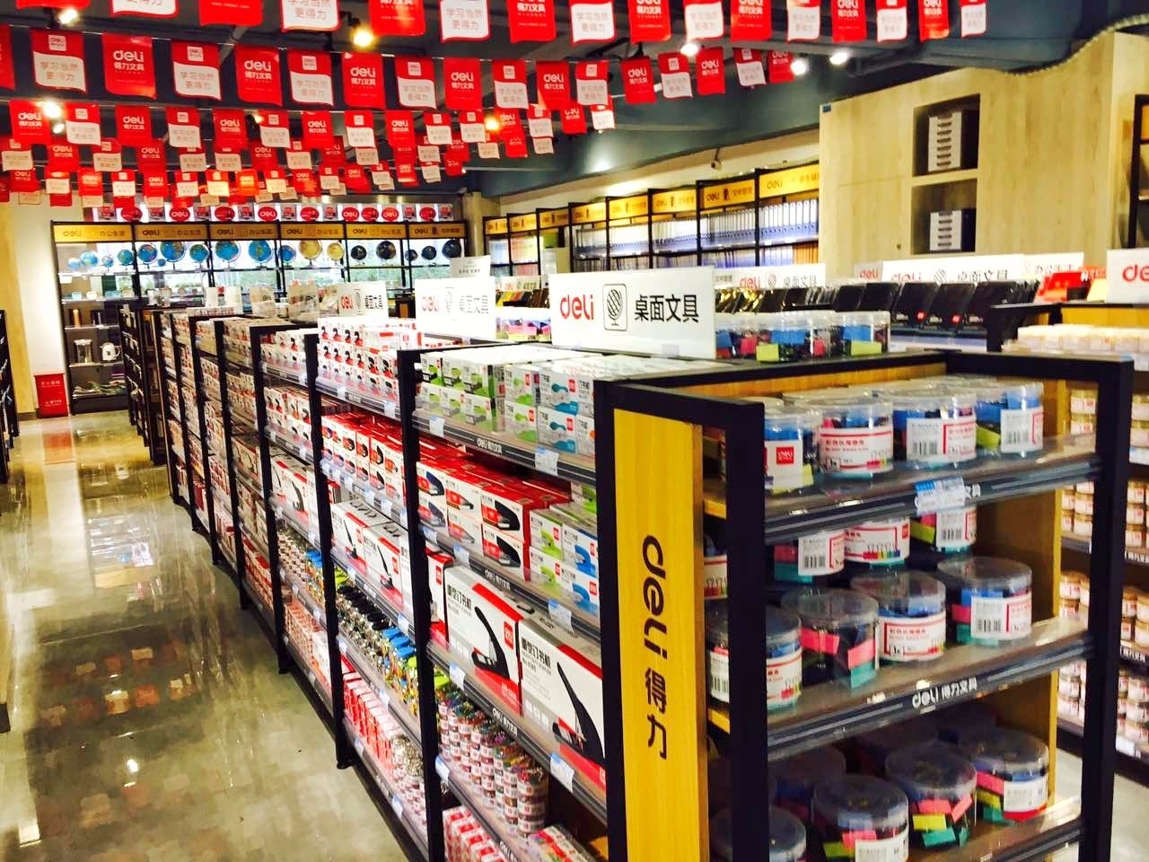 千城萬(wàn)店 | 2000㎡最個(gè)性展示中心登陸重慶，文具美學(xué)新地標(biāo)驚艷亮相